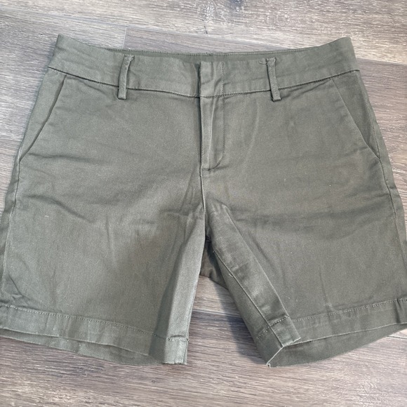 Kut from the Kloth Pants - Kut From Kloth Julia Walking Short Green 6.5" Inseam‎ Size 8